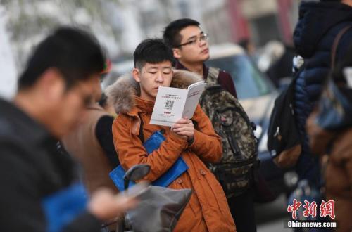 資料圖：考前爭分奪秒復習的考生們。<a target='_blank' href='http://www.chinanews.com/'>中新社</a>記者 韋亮 攝