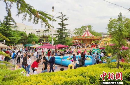 5月4日，金城公園游樂場內(nèi)家長帶著孩子享受假期時光?！「哒?攝