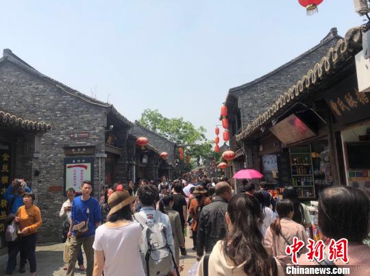 圖為“五一”小長假期間，揚(yáng)州歷史老街人山人海。　項(xiàng)菁 攝