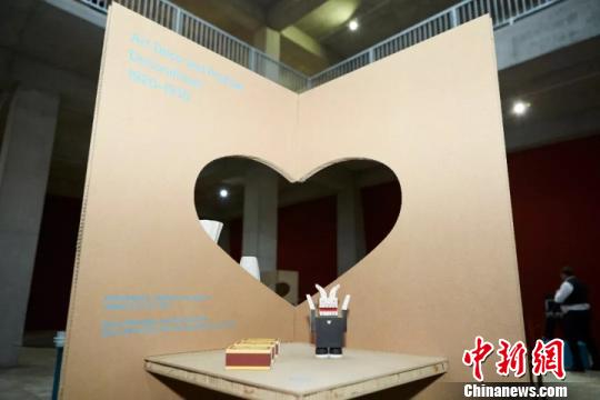 圖為《變形記》展品?！〉蠛Ｑ?攝