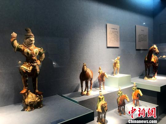 圖為展出的唐三彩，從一個倒面反映了唐朝的政治、經(jīng)濟、文化、風(fēng)俗等內(nèi)容，與詩歌、繪畫、建筑等共同組成了唐王朝文化的豐富旋律。　崔佳明 攝