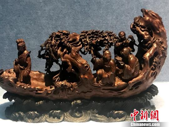 圖為清代竹根雕人物乘船，代表了清代揚州竹雕工藝的高水平。　崔佳明 攝