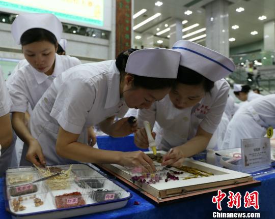 廣西一醫(yī)院護士用中藥葉作畫展示無窮創(chuàng)意