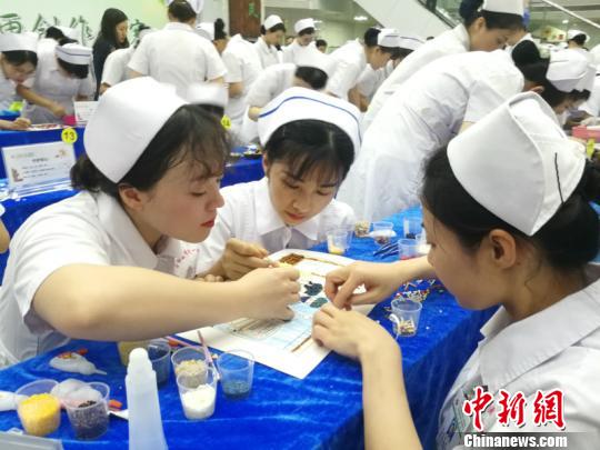 圖為參賽護士認真創(chuàng)作 廖津 攝
