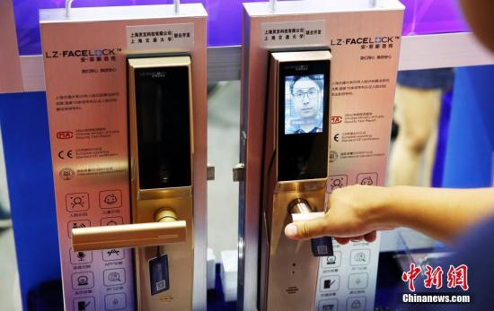 資料圖：消費者試用智能人臉識別門鎖。 <a target='_blank' href='http://www.chinanews.com/'>中新社</a>記者 湯彥俊 攝