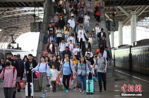 “五一”期間，大批旅客在火車站乘坐火車出行。中新社記者 泱波 攝