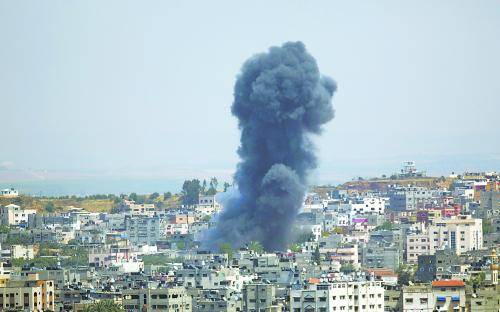 截至5日，已有至少8名巴勒斯坦人和3名以色列人在軍事沖突中喪生。圖為以軍轟炸造成的濃煙在加沙城升起。