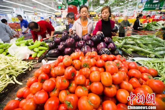 資料圖：山西太原，民眾正在超市挑選蔬菜?！堅?攝