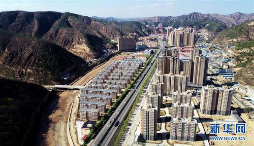 4月23日無人機拍攝的陜西延安安塞區(qū)位于道路兩側(cè)的惠澤園移民安置小區(qū)。 新華社記者 劉瀟 攝