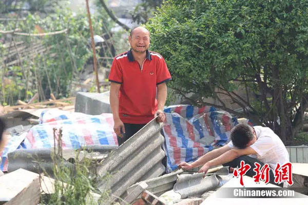 2008年5月16日，汶川縣映秀鎮(zhèn)兩位居民看著地震后被毀的家園，不禁痛哭失聲。中新社記者 盛佳鵬攝