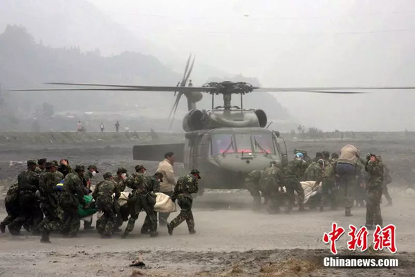 2008年5月17日，解放軍將汶川縣映秀鎮(zhèn)的村民用直升飛機送往醫(yī)院搶救。中新社發(fā) 郭國權(quán) 攝