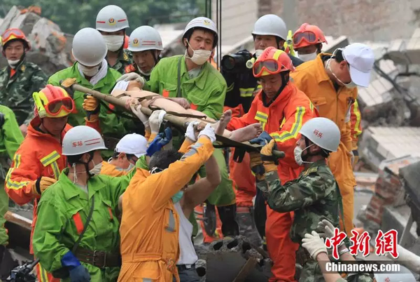 2008年5月17日，救援隊將在廢墟中存活了124個小時的蔣雨航成功救出。中新社記者 盛佳鵬 攝