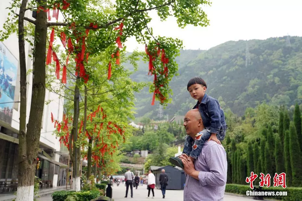參觀者在汶川縣映秀鎮(zhèn)漩口中學(xué)地震遺址。中新社記者 毛建軍 攝