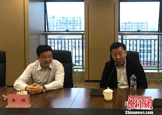 圖為中華文化促進會主席王石(右)和揚州市副市長余珽(左)出席媒體見面會?！〈藜衙?攝