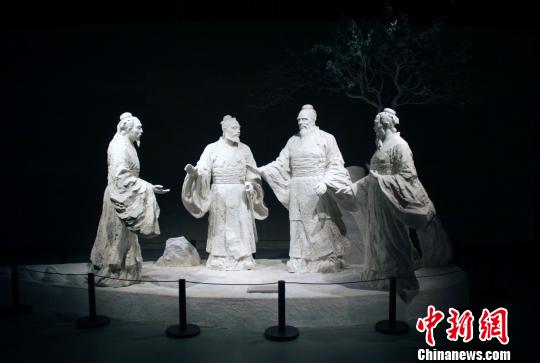 孔子博物館展示內(nèi)容包括“孔子的時代”“孔子的一生”“孔子的智慧”“孔子與中華文明”“孔子與世界文明”等?！⊥躏w 攝