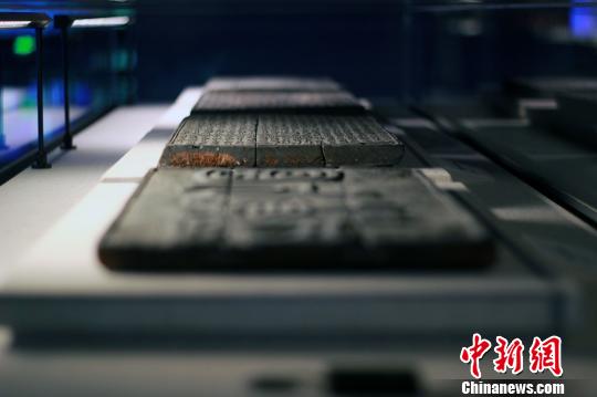 孔子博物館聞名于世的藏品包括明代以來直至1948年的30萬件孔府私家文書檔案、宋代以來4萬多冊善本古書、8000多件明清衣冠服飾以及大量與祭祀孔子有關(guān)的禮樂器等。　王飛 攝