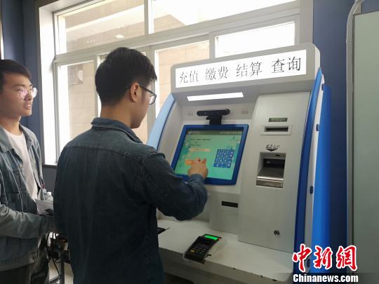 市民現(xiàn)場(chǎng)操作“刷臉辦事”?！堨蠚g 攝