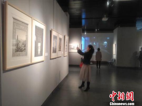 展覽現(xiàn)場?！㈠a菊 攝