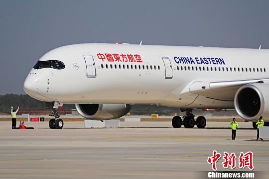 東航A350-900客機于5月13日上午9時35分，平穩(wěn)降落在北京大興國際機場的跑道上。　殷立勤 攝