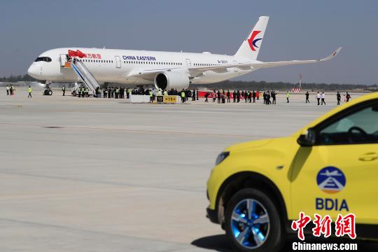 東航A350-900客機于5月13日上午9時35分，平穩(wěn)降落在北京大興國際機場的跑道上?！∫罅⑶?攝