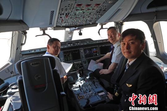 執(zhí)行試飛機組合影?！∫罅⑶?攝