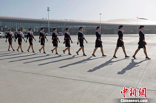 東航地服人員正在大興機場進行準(zhǔn)備工作?！∫罅⑶?攝