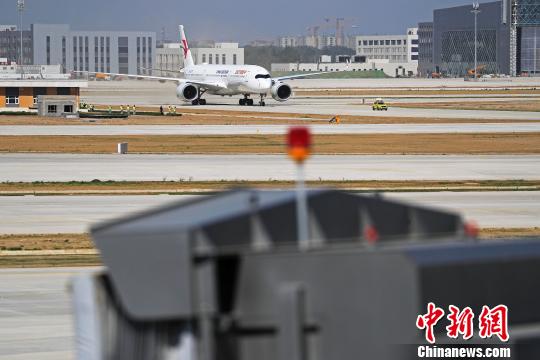 東航A350-900客機于5月13日上午9時35分，平穩(wěn)降落在北京大興國際機場的跑道上?！∫罅⑶?攝