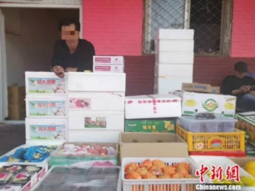 圖為老鄭的水果攤。 謝藝觀 攝