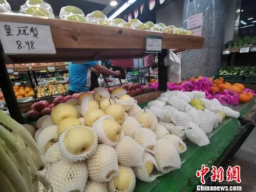 圖為超市里的皇冠梨。 謝藝觀 攝