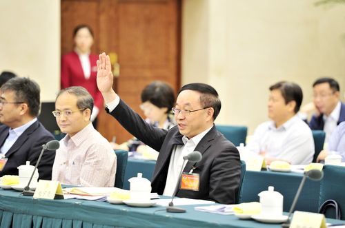 5月14日，全國(guó)政協(xié)在京召開“創(chuàng)新驅(qū)動(dòng)發(fā)展”專題協(xié)商會(huì)。圖為專題協(xié)商會(huì)分組討論會(huì)上全國(guó)政協(xié)委員、中國(guó)科學(xué)院院士趙宇亮舉手搶先發(fā)言。本報(bào)記者姜貴東攝