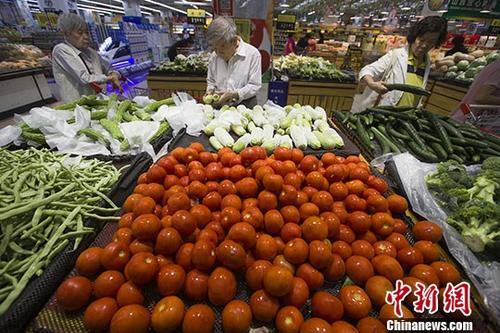 資料圖：民眾正在超市選購蔬菜。 <a target='_blank' href='http://www.chinanews.com/'>中新社</a>記者 張云 攝
