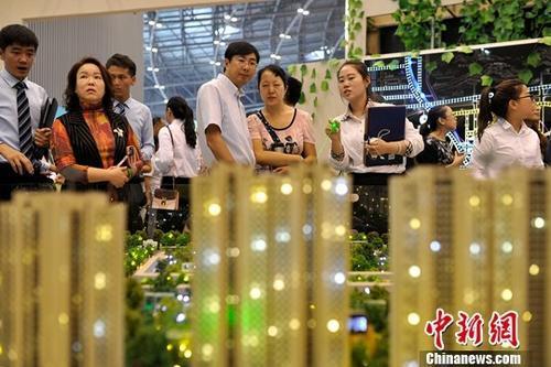 資料圖：置業(yè)顧問為民眾推薦商品房戶型。<a target='_blank' href='http://www.chinanews.com/'>中新社</a>記者 韋亮 攝