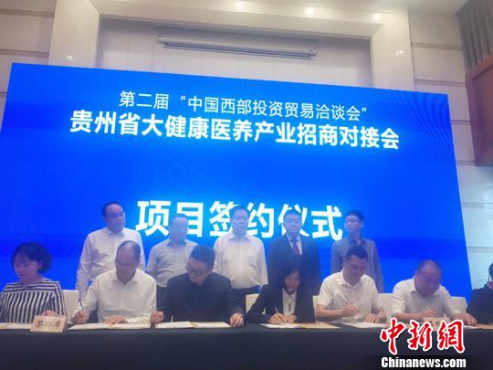 圖為簽約儀式。冷桂玉 攝