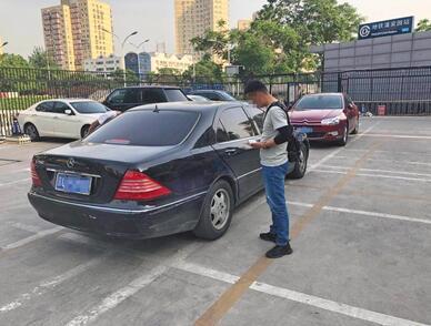 人人車線下評估師將車輛信息上傳到平臺。新京報記者 劉經(jīng)宇 攝