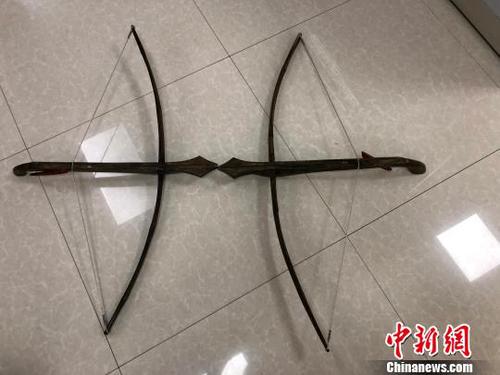 圖為海關(guān)查獲的管制器具手弩。海關(guān)供圖