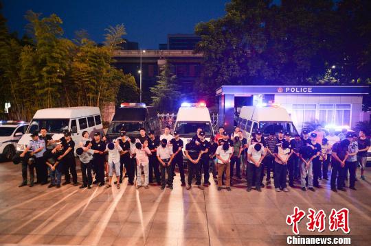 圖為警方抓獲犯罪嫌疑人。警方供圖