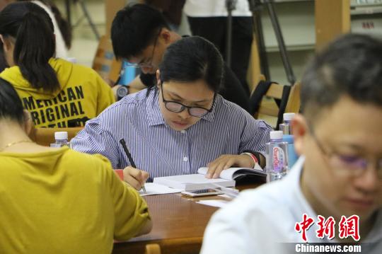 參賽選手沉浸在比賽中?！≮w強 攝