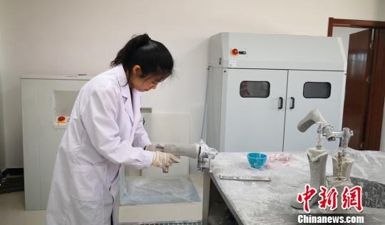 圖為陳曉娟正在制作踝足矯形器?！「呖档?攝