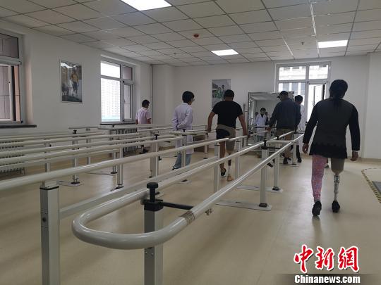 圖為甘肅省輔具中心訓(xùn)練室內(nèi)，殘障人正在進(jìn)行訓(xùn)練?！「呖档?攝