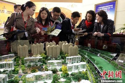 資料圖：購房人在樓盤看沙盤并咨詢售樓工作人員。<a target='_blank' href='http://www.chinanews.com/'>中新社</a>發(fā) 湯彥俊 攝