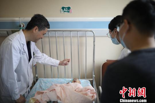 目前患者康復(fù)良好，即將出院?！≤窡?攝