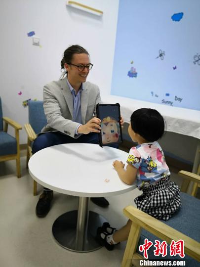 英國專家用AI猴與孩子開心互動?！￡愳o 攝