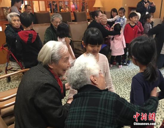 資料圖：在北京雙井恭和苑養(yǎng)老院，老人們與幼兒園小朋友一起做游戲。<a target='_blank' href='http://www.chinanews.com/'>中新社</a>記者 杜燕 攝