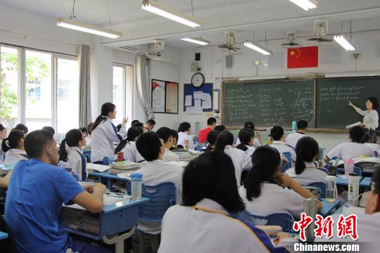 資料圖：圖為山東高三學(xué)生備戰(zhàn)高考。　趙曉 攝