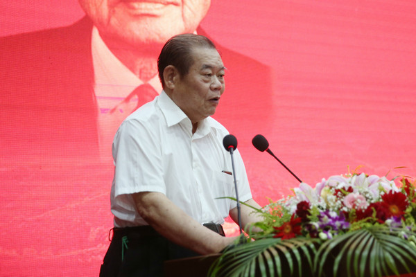 中宣部原副部長(zhǎng)、《百年巨匠》總顧問(wèn)龔心瀚致辭。