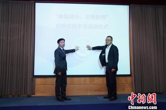 上海醫(yī)療界、教育界、學(xué)界、業(yè)界等匯聚智慧和力量，共同科學(xué)防控青少年近視?！∧搅?攝