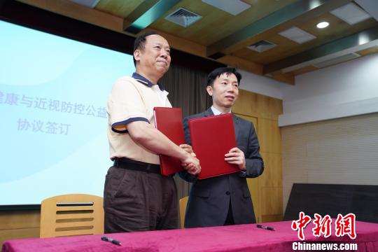 上海最大程度地動(dòng)員全社會(huì)各界力量，讓每個(gè)孩子都有一雙明亮的眼睛和光明的未來(lái)?！∧搅?攝