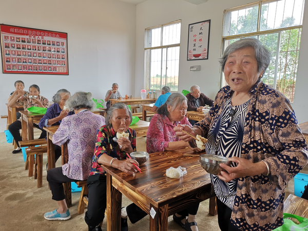 看著有“外人”走進(jìn)來，90歲的老奶奶陶菊蘭滿臉笑意地迎上來。