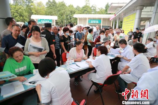醫(yī)學(xué)專家在成都進(jìn)行丙肝義診?！＄娦?攝