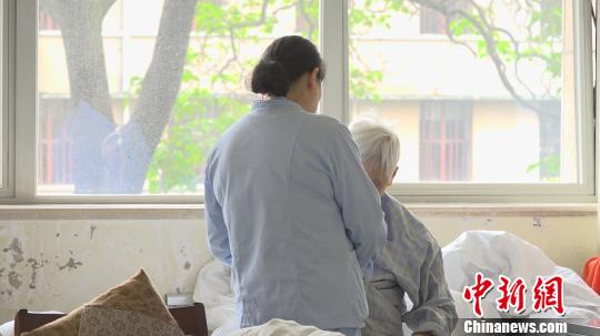 阿爾茨海默病引關注醫(yī)生解答家人能做什么？